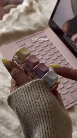 Llavero antiestrés teclado en uso